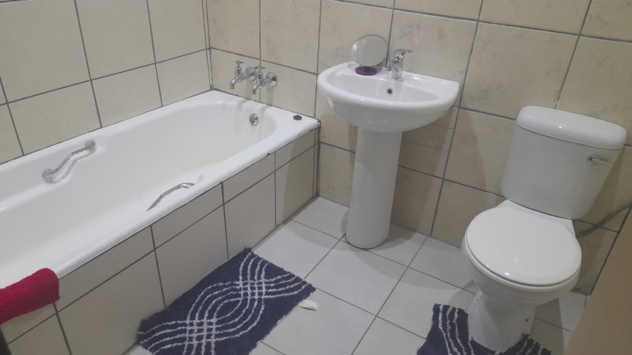 To Let 4 Bedroom Property for Rent in La Hoff North West